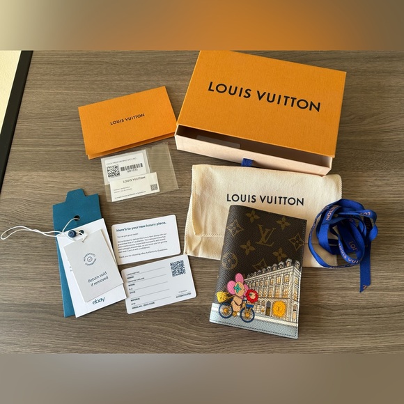 Louis Vuitton Monogram Wallet & Passport Holder LTD ED Vivienne Animation- Paris - Picture 4 of 17